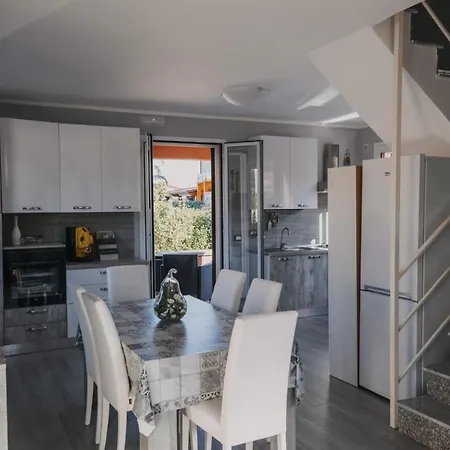 House Of The Three Lands טראביה